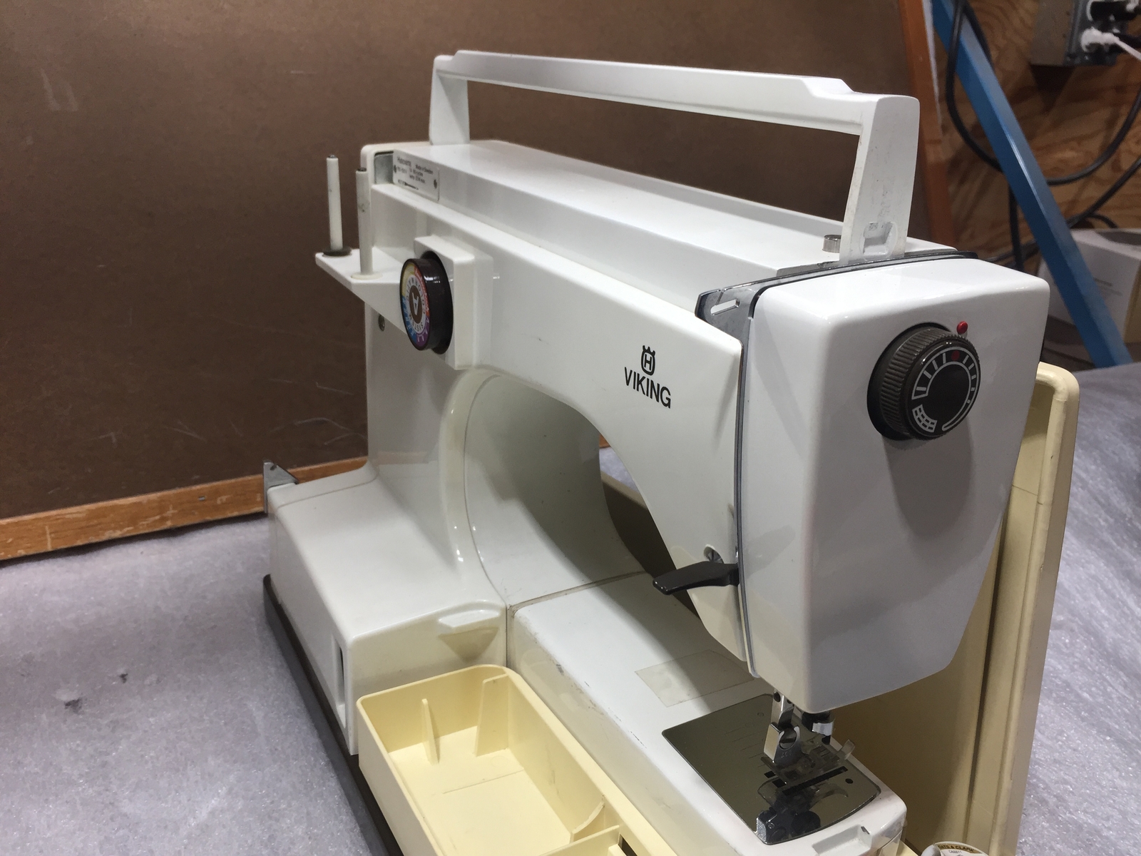 VINTAGE HUSQVARNA VIKING 6370 - SEWING MACHINE WITH HARD CASING AND ...