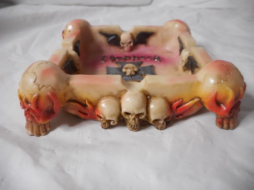 "Häcksler geformtes Harz Aschenbecher Schädel Flammen Kreuz Logo Fledermaus Flügel 4,25"" x 4,25" - Bild 4 von 8