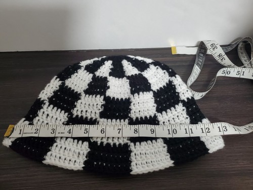 Sombrero de cubo a cuadros de ganchillo blanco y negro festival Boho Hippie chic hecho a mano - Imagen 11 de 12
