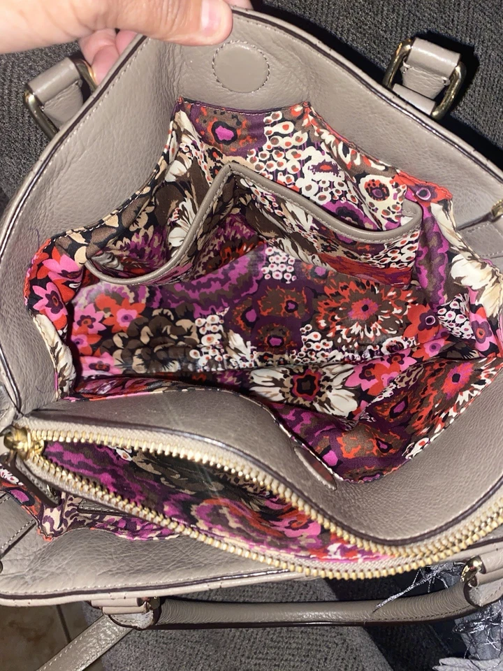 Vera Bradley 皮革斜挎包钱包棕色马鞍棕褐色带绗缝侧面 — 第 4/4 张图片