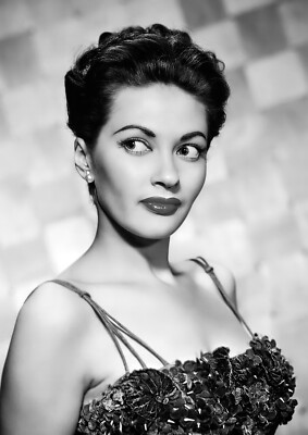 Yvonne De Carlo Monochrome Photo Print 30 (A4 Size-210 x 297mm-8.5'' x 11.75'')