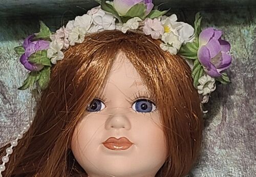 Seymour Mann Raperonzolo bambola porcellana 16" capelli rossi abito bianco perle con supporto vintage - Foto 4 di 21