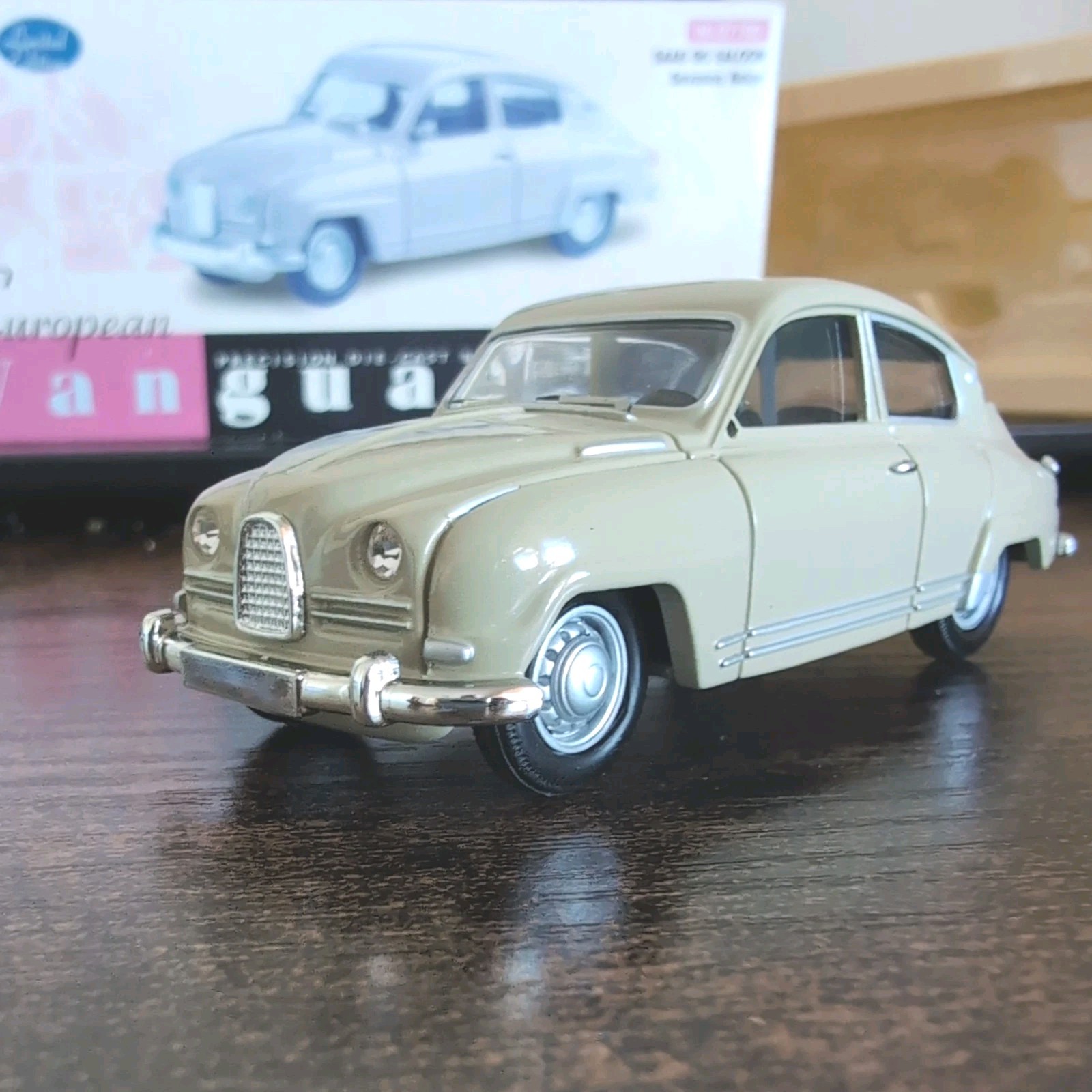 SAAB 96 SALOON 1965 SAVANNA BEIGE VANGUARDS 1/43 EN BOITE