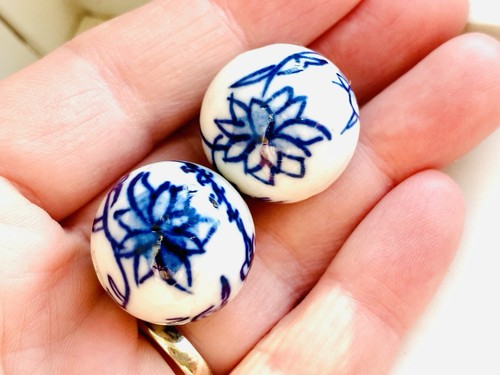2 Orientalische Keramik Blumen Perlen, Grobperlen Weiß und Blau - Bild 1 von 6