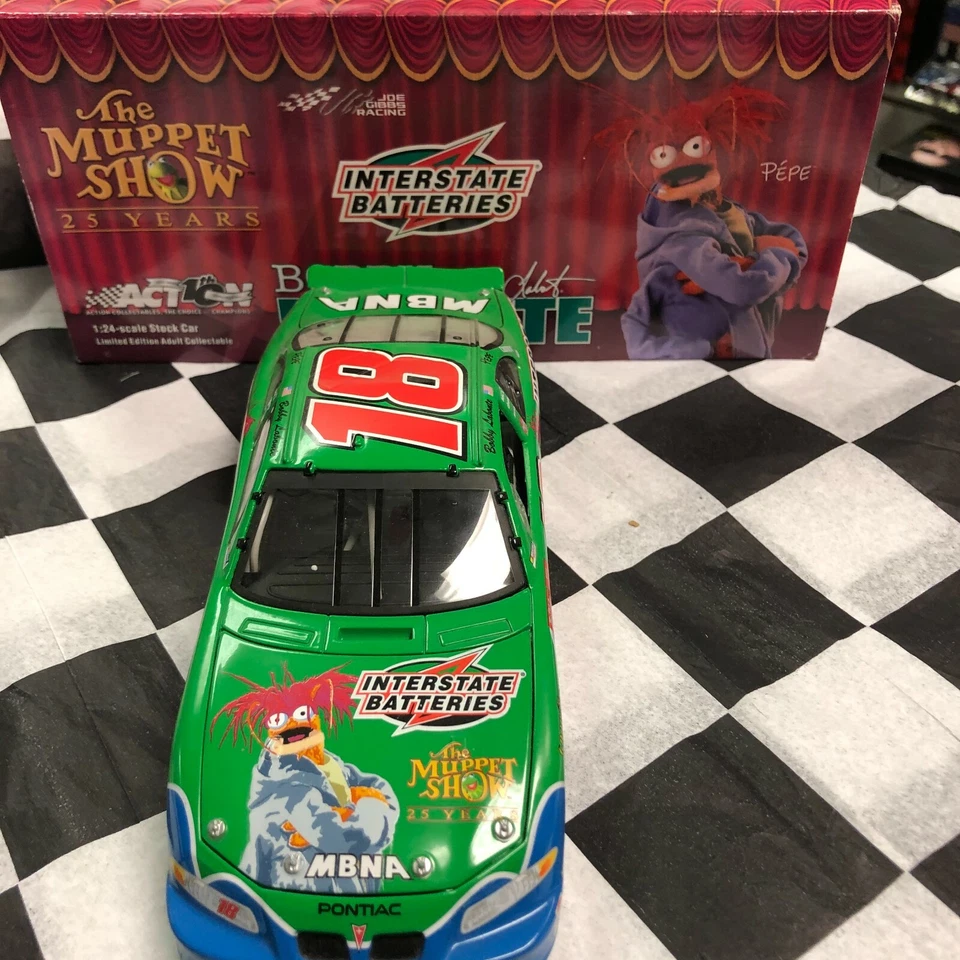 Bobby Labonte #18 Interstate Batterie Muppets 25th Anniv. 2002 Pontiac 1:24 - Immagine 2 di 4