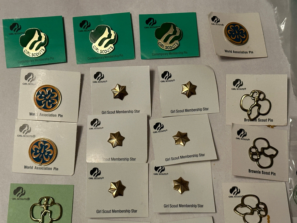 Big Lot of x50 Girl Scout Pins, Membership Discs, Keychains, Leader