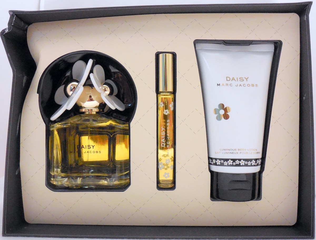 DAISY BY MARC JACOBS 3 PIECE GIFT SET WITH EAU DE TOILETTE SPRAY