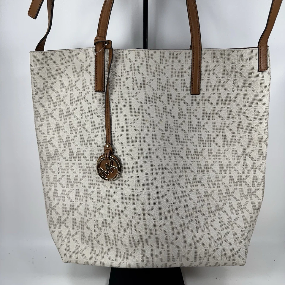 Bolso de Mano Michael Kors Hayley Grande Monograma Logo con Correa Larga Vainilla y Bellota Foto 2 de 4