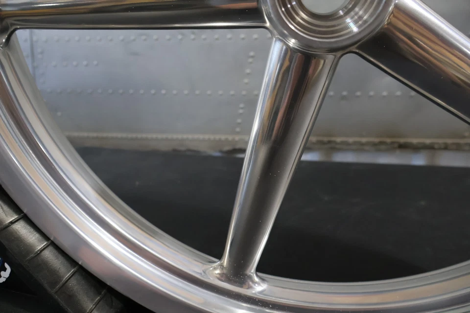 41877-08A NUEVO OEM 2008-2012 HARLEY-DAVIDSON FXCW/C SOFTAIL ROCKER RUEDA DELANTERA Foto 4 de 4