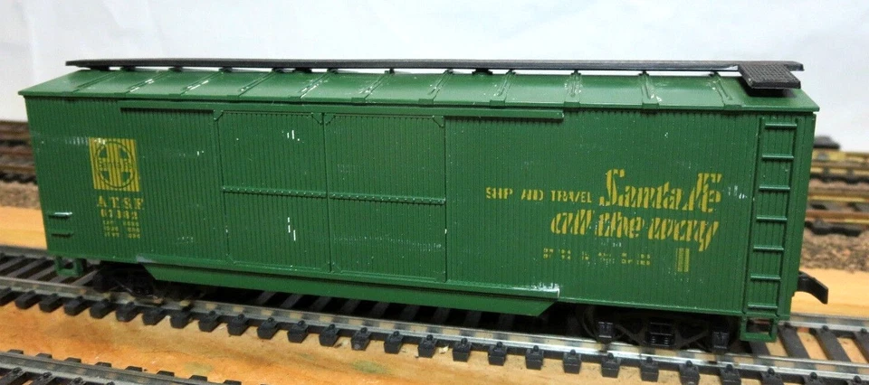AHM / Roco 5298 HO Scale 40' Double Door Boxcar Wood Sheathed "Santa Fe" - Image 2 of 4