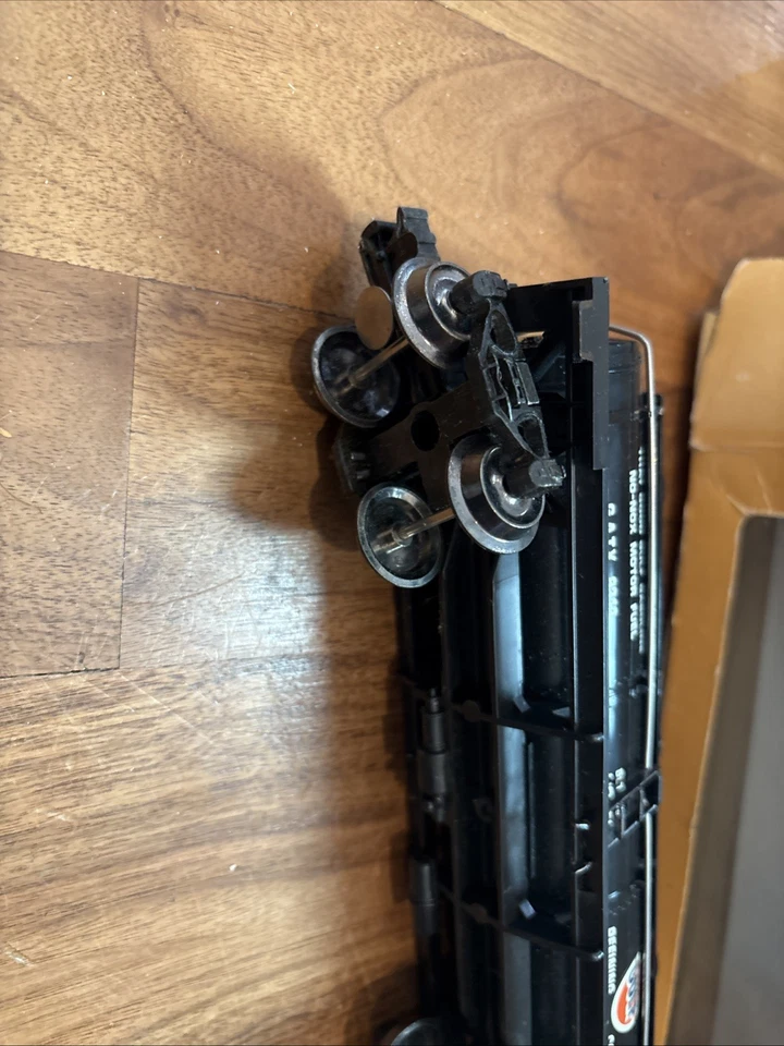 Lionel 6-9313 Limited Edition Series Gulf Three Dome Tank Car, - Image 2 of 4