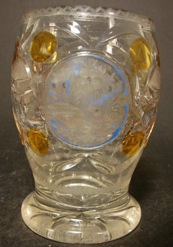 Bicchiere Biedermeier con incisione floreale e scritta ""Memoria"". Boemia. - Foto 3 di 7