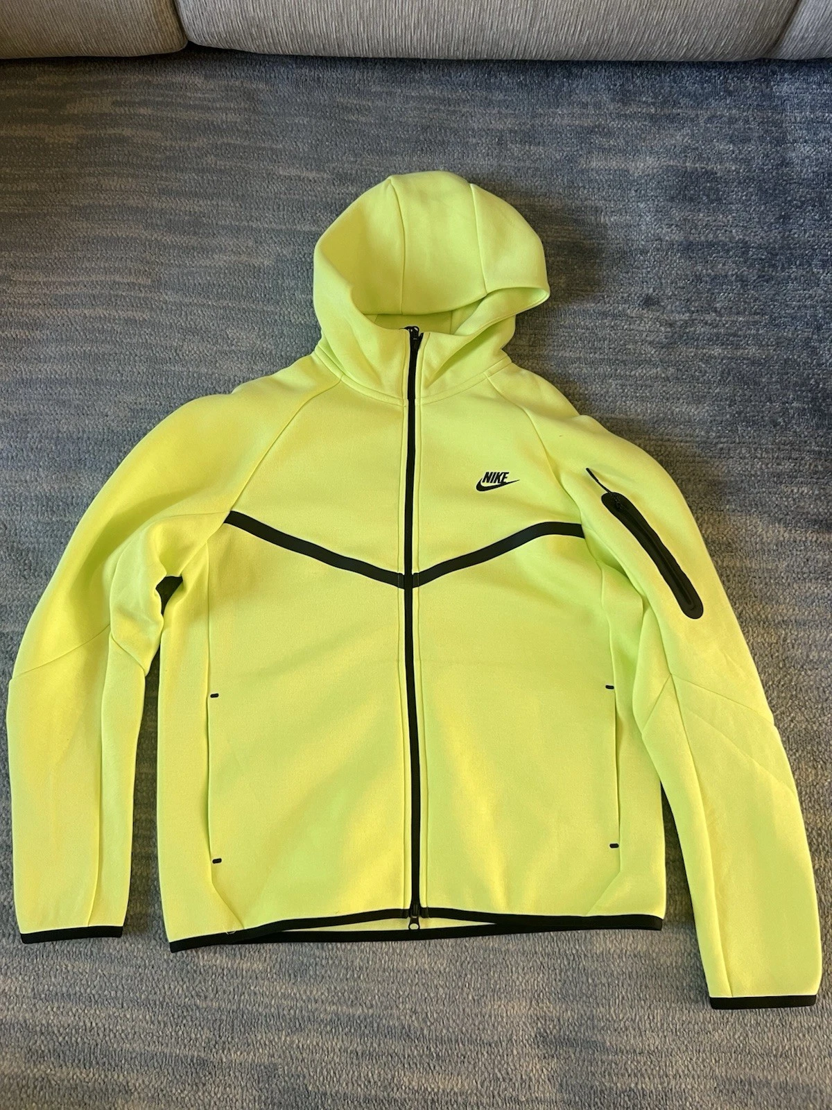 Nike Tech Fleece Hoodie Jacket HV0949-736 Lt Lemon Twist Neon Volt Men’s Size M
Opens in a new windo