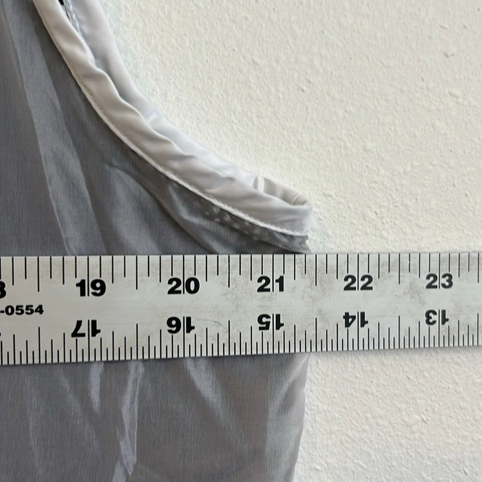 Under Armour Run True Vest White and Gray Sleeveless Jacket Large - Image 2 of 4