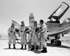 HL-10 ON DRY LAKE W/ PILOTS PHOTOGRAPH PHOTO PRINT