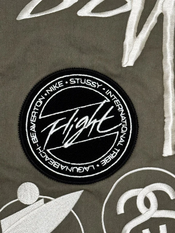 Nueva CHAQUETA UNIVERSITARIA REVERSIBLE NIKE X STUSSY FJ9153-222 Verde STUCY CAQUI Talla XS Foto 3 de 4