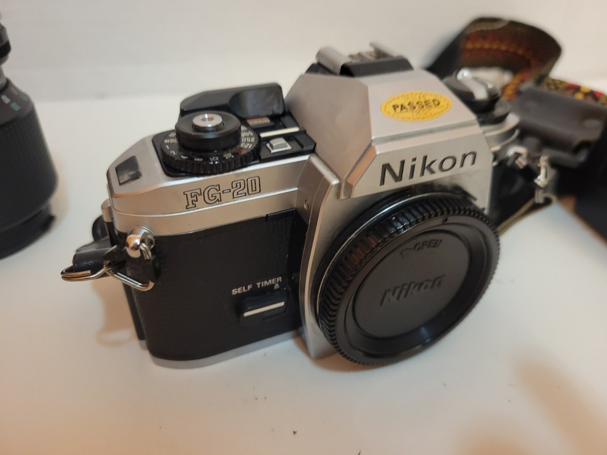 Nikon FG-20 一眼レフカメラ レンズ　フラッシュ　ミニ三脚付き NIKON FG-20 35mm SLR FILM CAMERA With Tamron 70-210mm 1:4-5.6 LENS