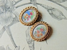 Charmante paire de boucles d'oreilles en métal doré décor peint fleurs.