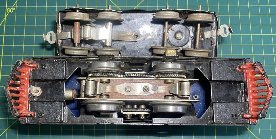 American Flyer Pre War 3013 Electric Locomotive with one passenger car O Gauge - Image 4 of 4