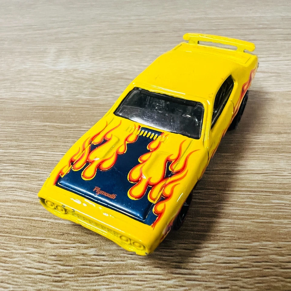 71 Plymouth Road Runner Amarillo Negro Llamas 2013 HW Showroom Heat Fleet Foto 2 de 4