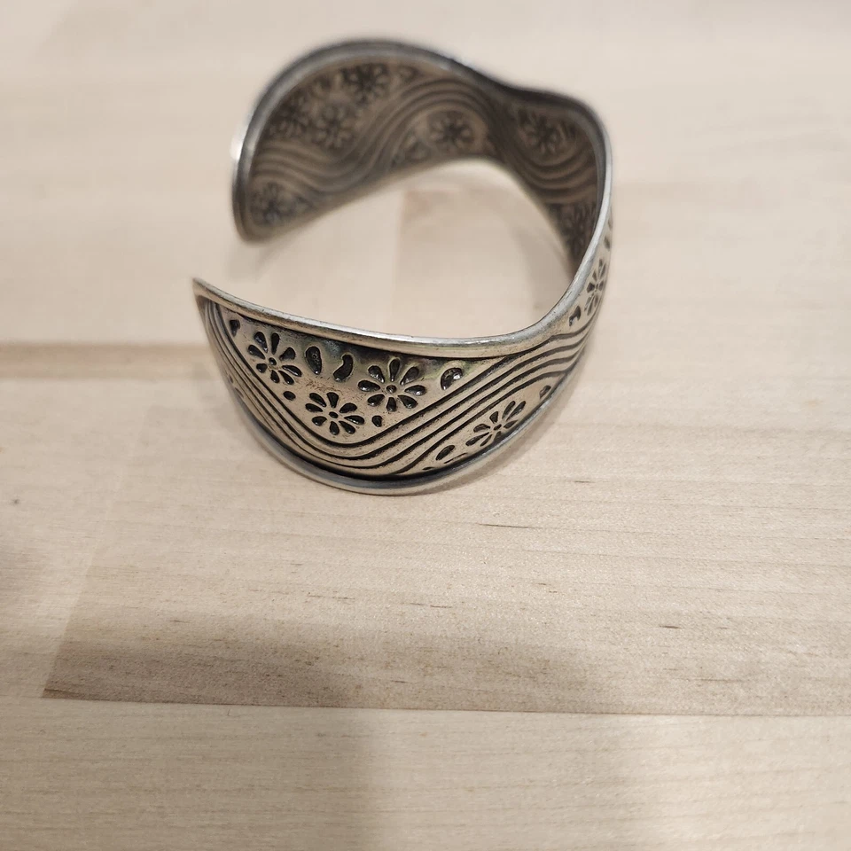 Brazalete Brazalete Lia Sophia Peltre Tono Plata Metal Ondulado Floral Retirado Foto 4 de 4
