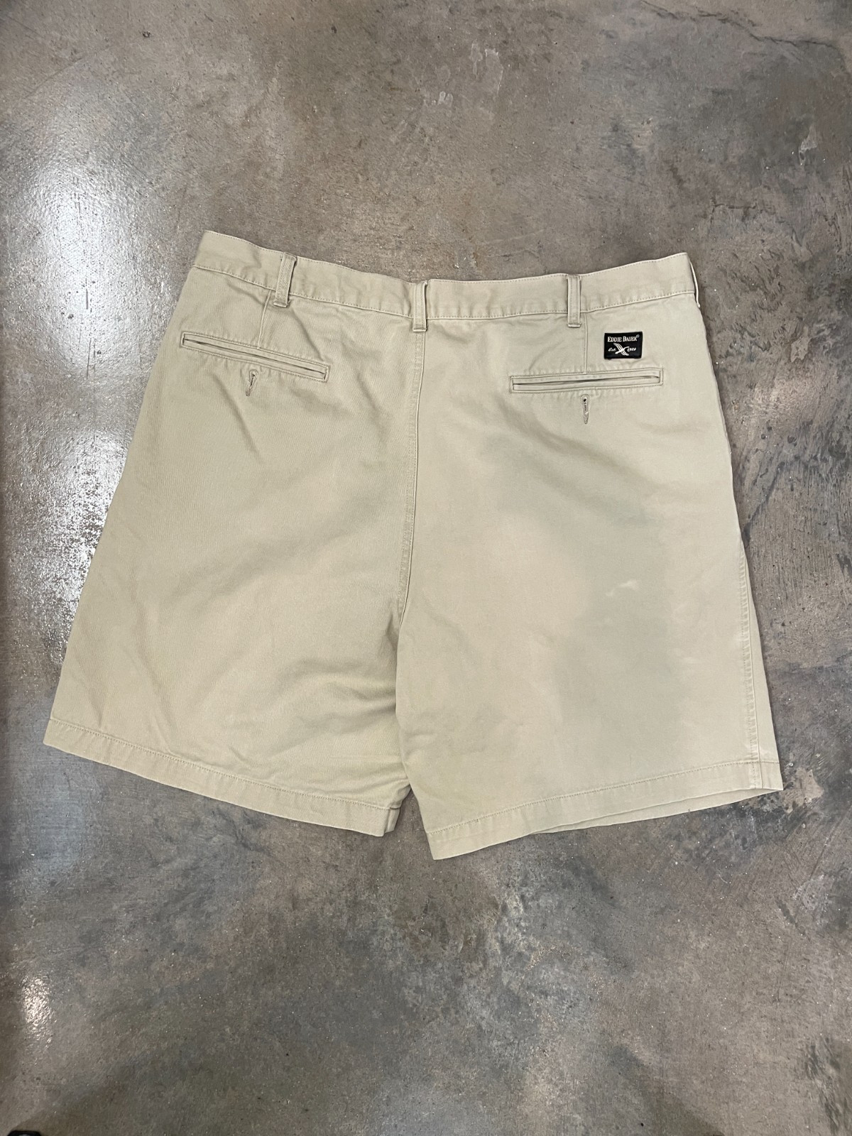 Eddie Bauer Chino Shorts Men 40 Khaki Pleated 8” Inseam Cotton Classic Fit thumbnail 3