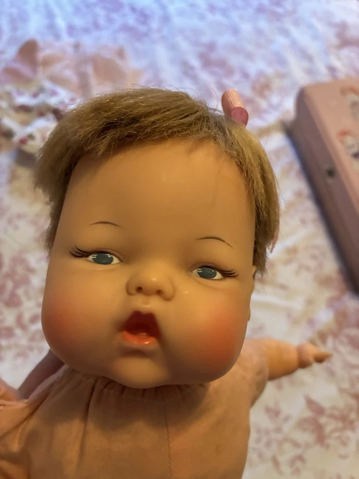 Boneca Tiny Thumbelina 1960 edição 14’ estojo e 6 roupas - Imagem 3 de 4