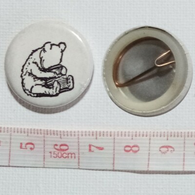 Winnie the Pooh and Honey Jar, 25mm Button Badge, E.H.Shephard, 80er Jahre, gebraucht.