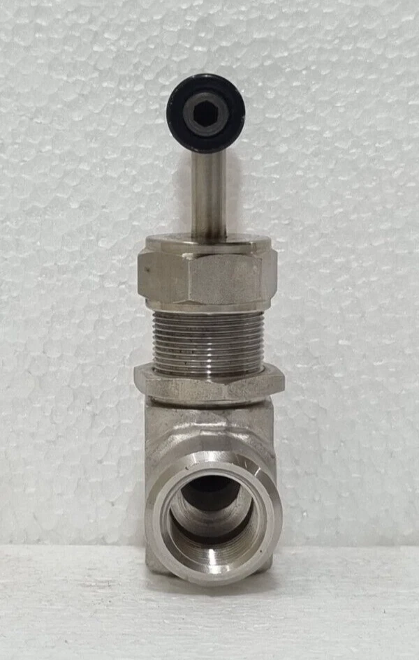 VÁLVULA DE AGUJA EN LÍNEA CAPÓ INTEGRAL WHITEY SS-18RM8-F8, 1/2" MNPT- 1/2" FNPT Foto 3 de 4