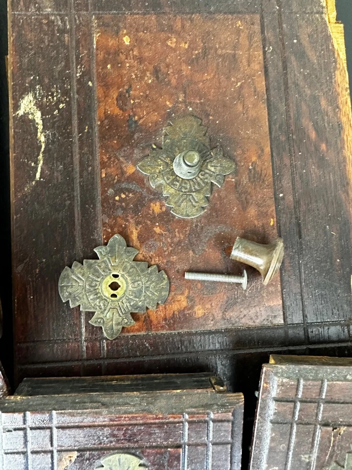 RARO 1800 CANTANTE VICTORIANO PERÍODO ARTESANO Juego de tiradores de cajón máquina de coser Foto 3 de 4