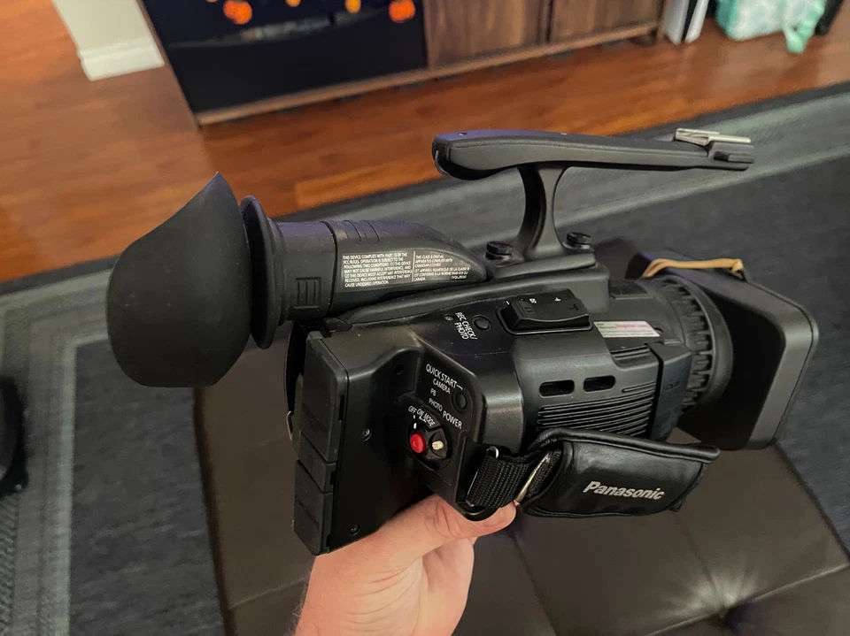 Panasonic AG-HMC40 AVCCAM HD Camcorder w/ case, cords, 2 batteries, Targus micro - Image 3 of 4