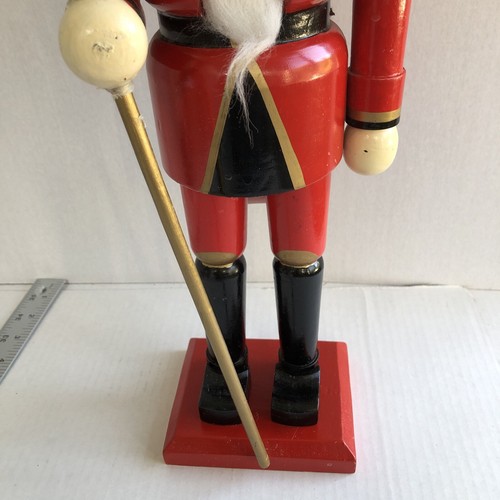 "Cascanueces de colección tesoros de Navidad de 20"" pulgadas madera maciza pintada a mano bandera roja" - Imagen 4 de 8