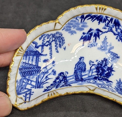 Bandeja dulce Royal Crown Derby Bone China media luna - patrón azul Mikado - Imagen 3 de 5