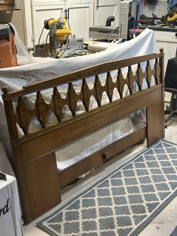 Cabecero Drexel Mid-Century Moderno Hollywood Regency Nogal Tamaño King, Años 60 Foto 2 de 4