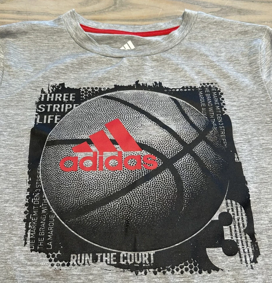 LEER Camiseta Adidas Gris Manga Corta Baloncesto Gráfico Niños M 10/12 Atlética Foto 2 de 4
