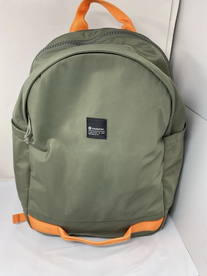 LULULEMON ALL DAY ESSENTIALS GRIS SALVIA NARANJA FRAPPE REPELENTE AL AGUA 26L Foto 3 de 4