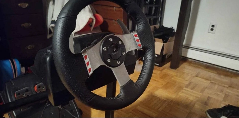 Simulador de corrida Logitech com cadeira de rodas aberta - Imagem 3 de 4