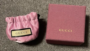 Coffret et pochette à bijoux Gucci édition limitée boîte recouverte de tissu 3,25"
