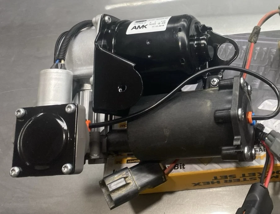 LR044360 Hitachi Air Suspension Compressor Pump for Land Rover LR4 Range Rover - Imagem 3 de 4