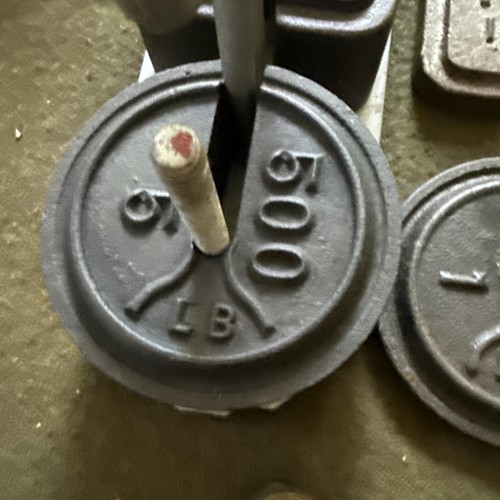 Antiguo juego de pesas de balanza de hierro fundido vintage con soporte - Imagen 7 de 10