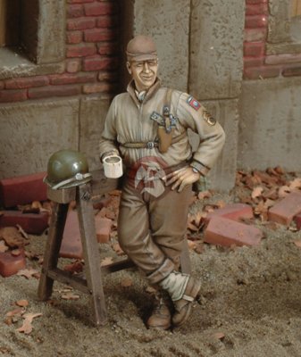 Royal Model 1/35 US Soldier Staff Sergeant at Rest drinking Coffee WWII 193