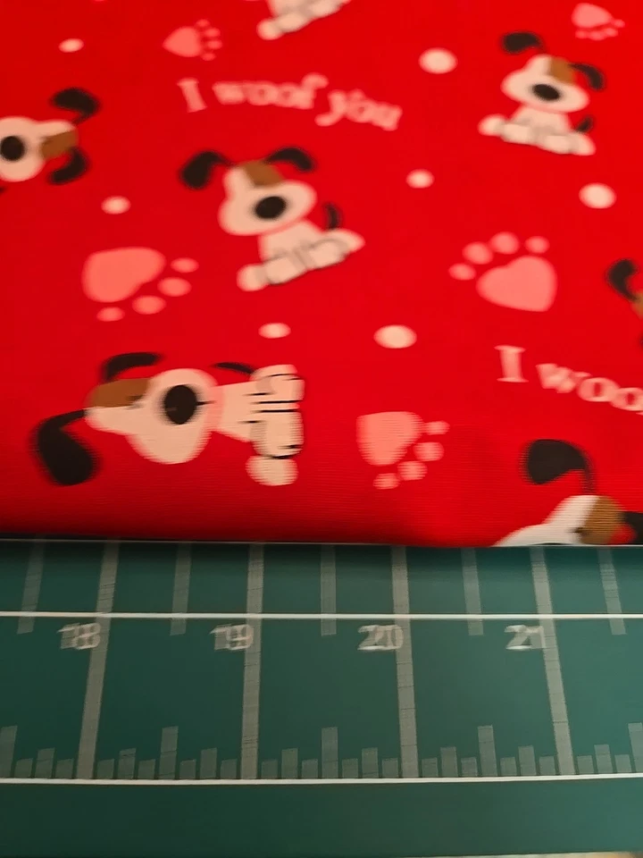 Tela I Woof You con estampado de pata de perro rojo rosa día de San Valentín por media 1/2 yarda Foto 2 de 4