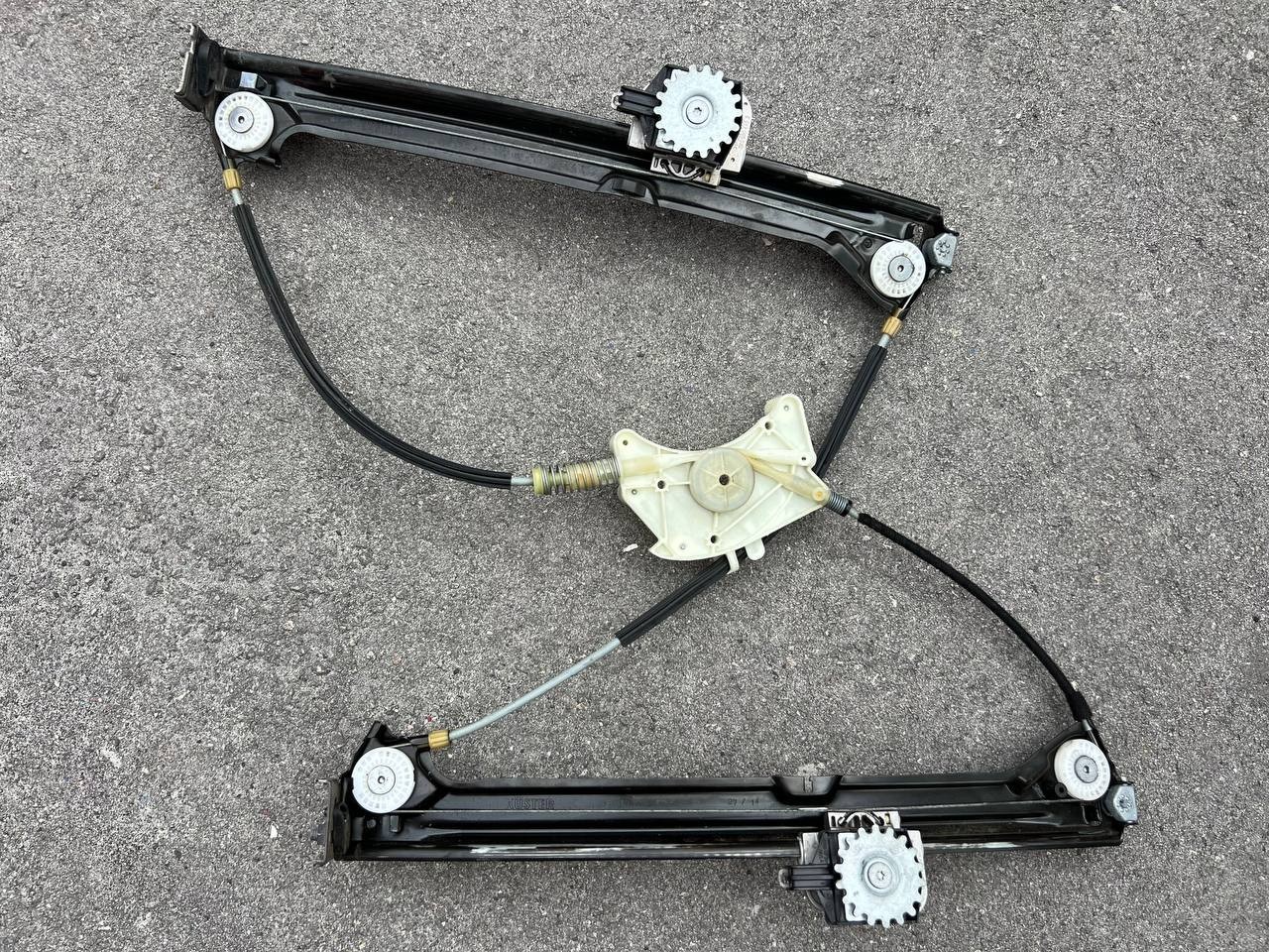 Maserati Ghibli 2017 OEM Front Left Door Window Regulator w/ Motor – 6700098160
