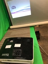 BENQ  MX723  Ultra Short-throw Projector 3500 lumens LOW LAMP HRS