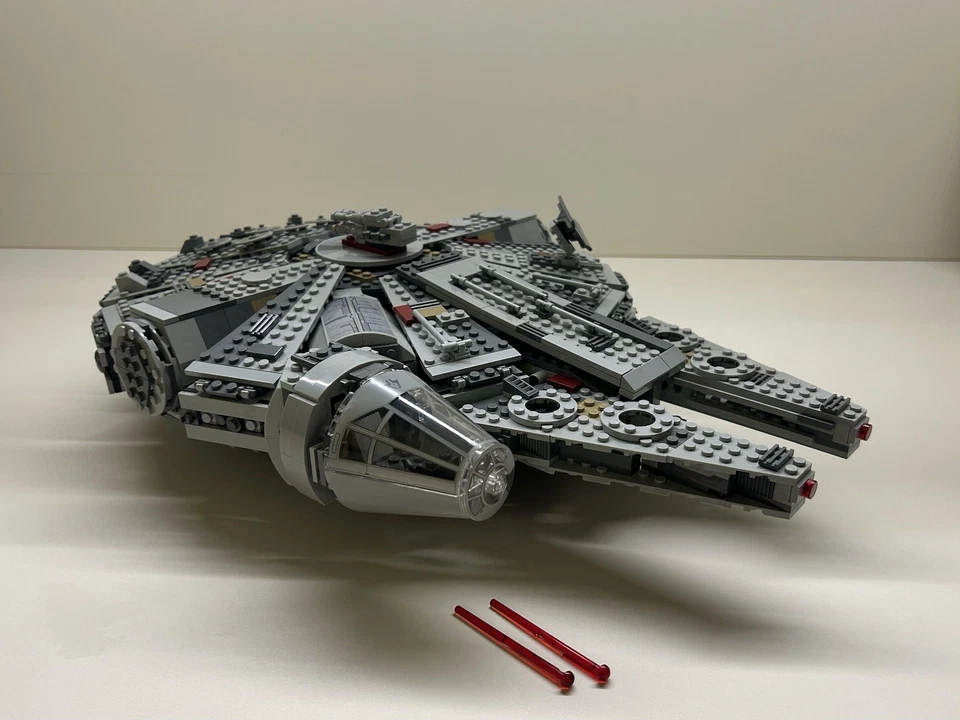 LEGO Star Wars 75105 Millennium Falcon, foto 1 di 5
