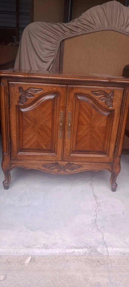 Armario y mesa auxiliar antiguos de madera maciza Foto 2 de 4