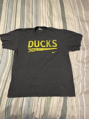VINTAGE Oregon Ducks Shirt Mens M Gray VTG NIKE  Graphic Short Sleeve Swoosh