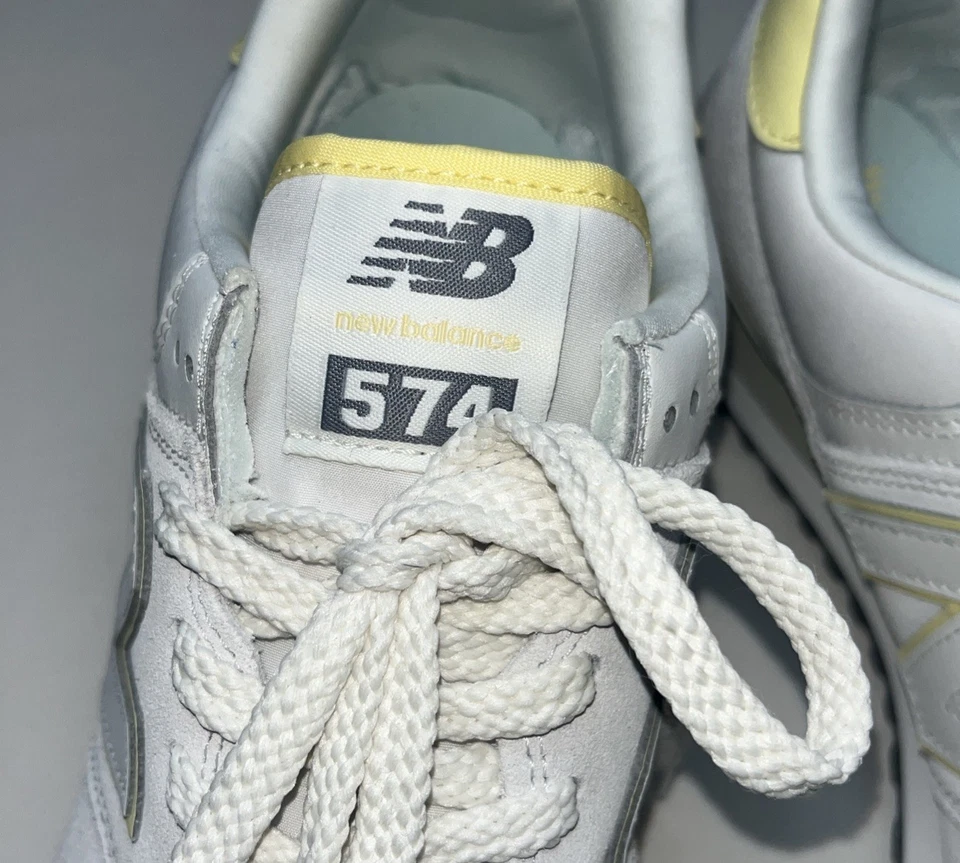 Gorra New Balance Mujer 574 'Maíz Gris Materia' Talla 11.5 Blanco/Amarillo Damas Foto 3 de 4