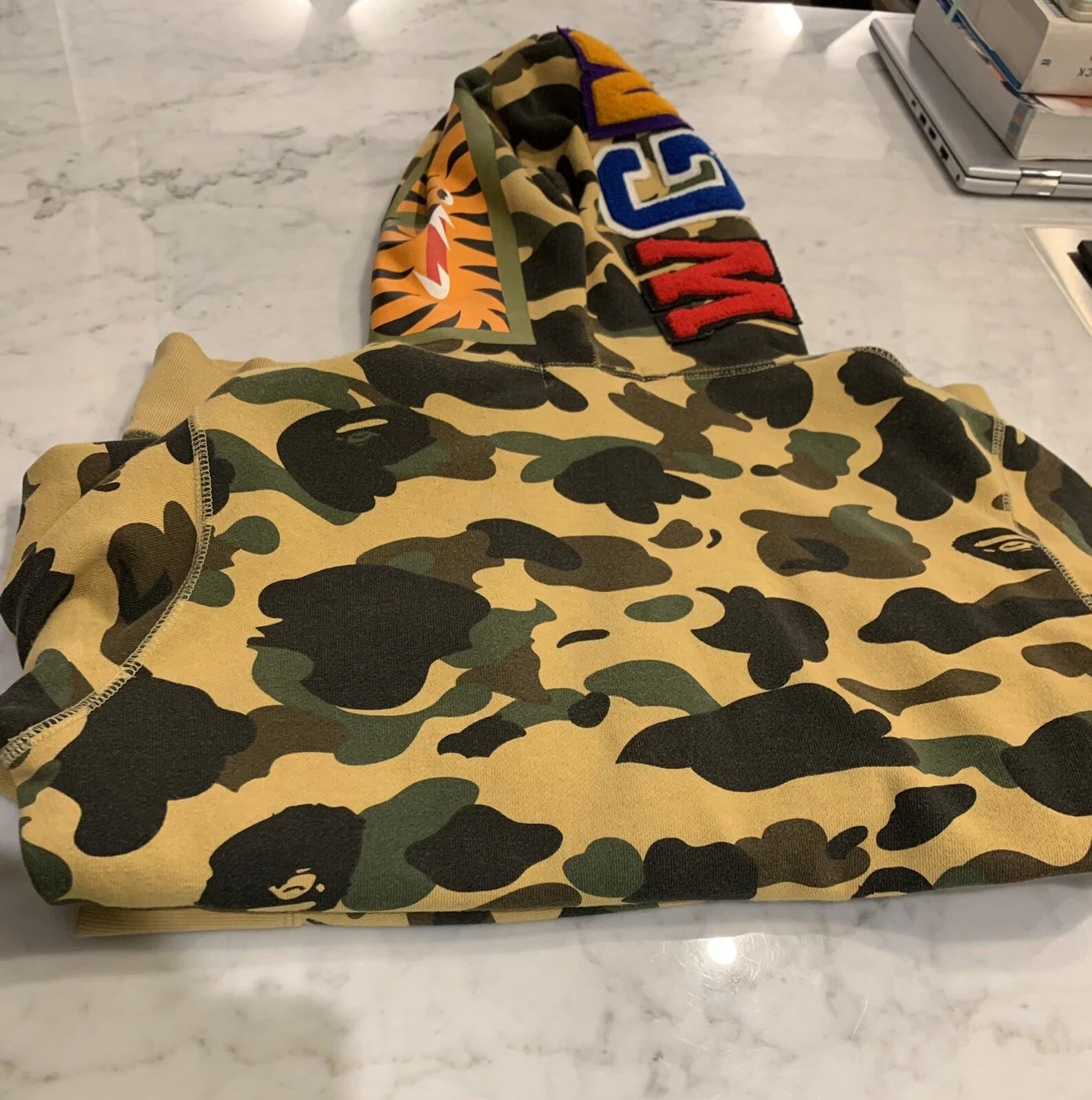 A BATHING APE (BAPE) BAPE Felpa con cappuccio mimetica squalo cerniera intera media. Ottime condizioni usa unata