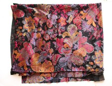 Coupon de tissu velours. Fleurs multicolores sur fond noir. 1 m x 1.64m